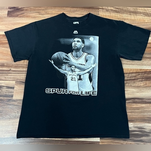 Tim Duncan San Antonio Spurs #21 NBA "Spur for Life" Majestic Graphic T-Shirt - Picture 1 of 9